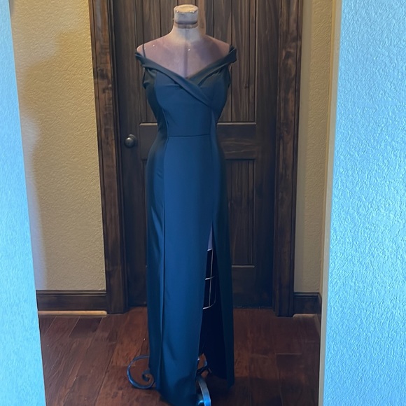 Bill Blass, simple black off the shoulder gown. Size M (6) High slit, lower left - Picture 7 of 10